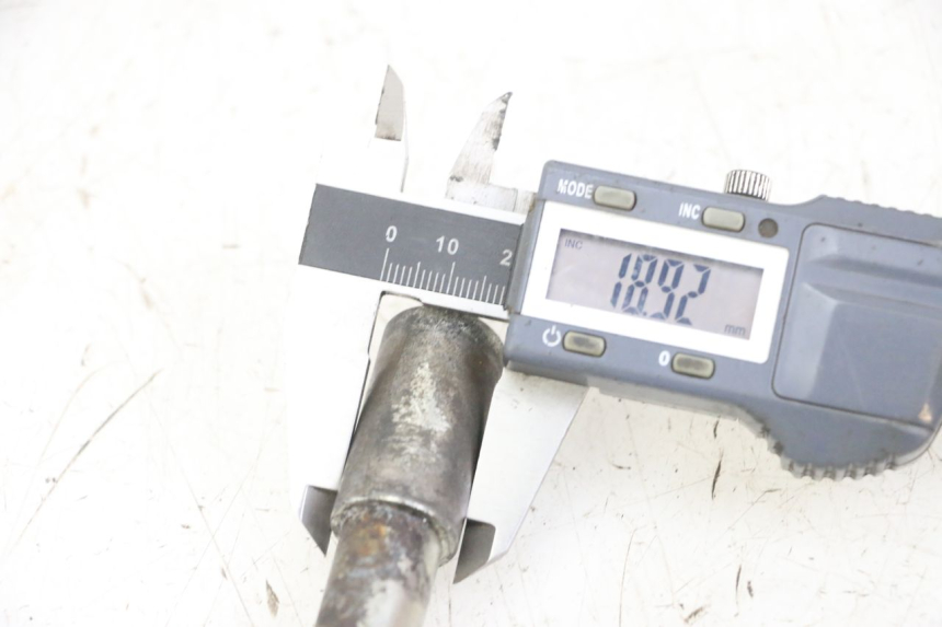 photo de AXE ROUE AVANT PEUGEOT SATELIS 125 (2013 - 2018) - Détail de la pièce