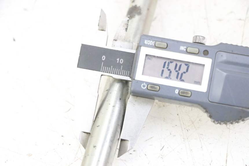 photo de AXE ROUE AVANT PEUGEOT SATELIS 125 (2013 - 2018) - Zoom état d’usage