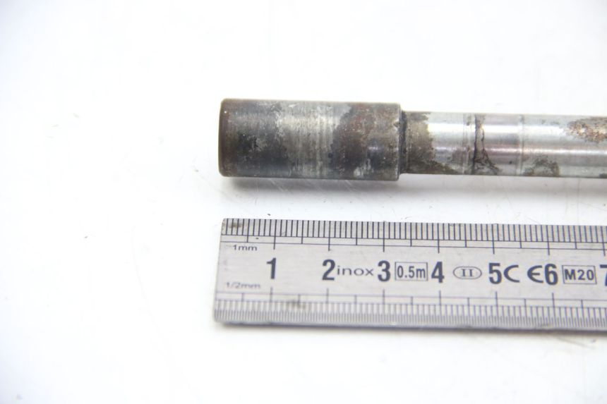 photo de AXE ROUE AVANT APRILIA SCARABEO 4T 50 (2009 - 2017) - Gros plan technique