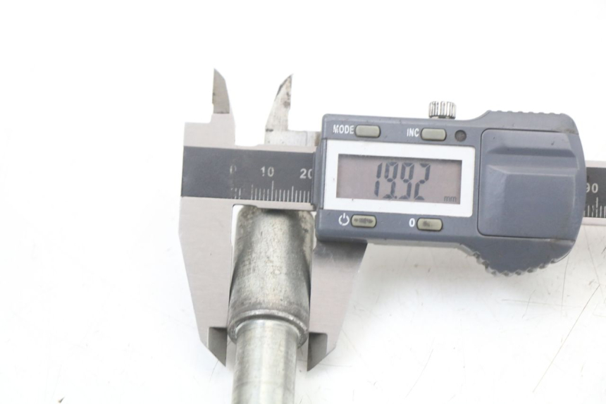 photo de AXE ROUE AVANT APRILIA SCARABEO GT 125 (1999 - 2007) - Autre angle de vue