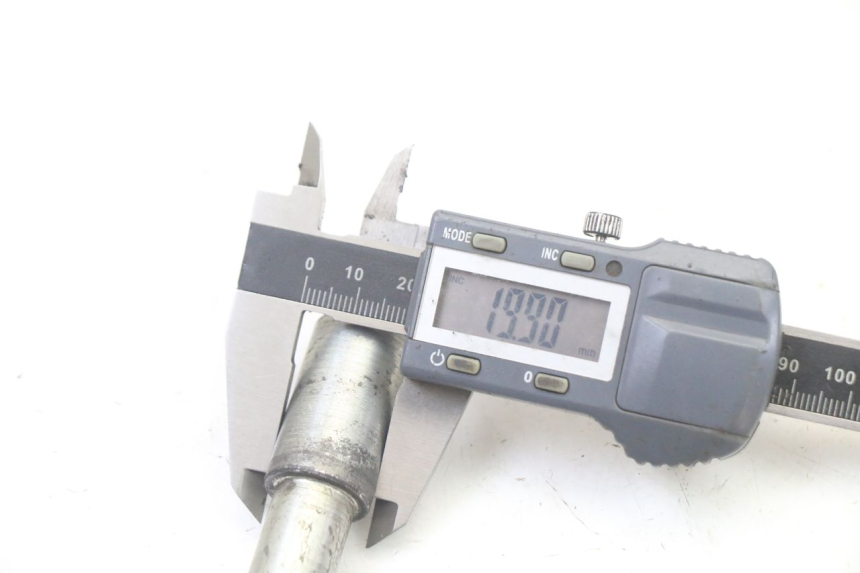 photo de AXE ROUE AVANT APRILIA SCARABEO GT TOURING 125 (1999 - 2005) - Gros plan technique