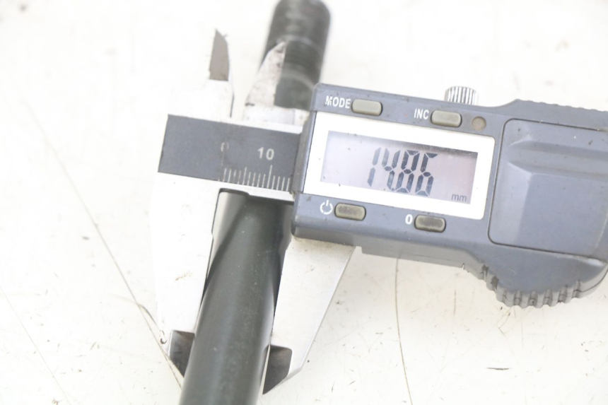 photo de AXE ROUE AVANT APRILIA SCARABEO LIGHT 125 (2007 - 2011) - Détail de la pièce