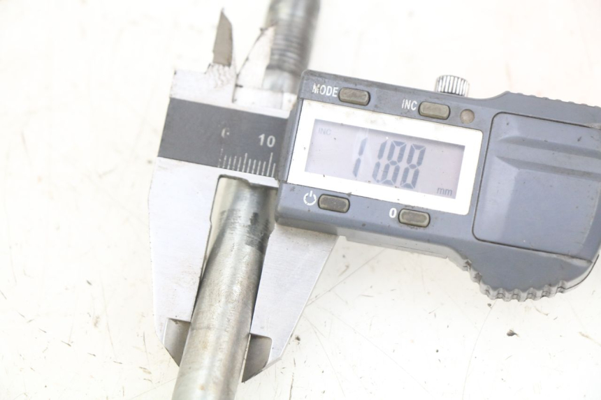 photo de AXE ROUE AVANT APRILIA SCARABEO 100 (2003 - 2012) - Détail de la pièce