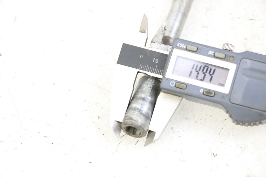 photo de AXE ROUE AVANT APRILIA SCARABEO 100 (2003 - 2012) - Détail de la pièce