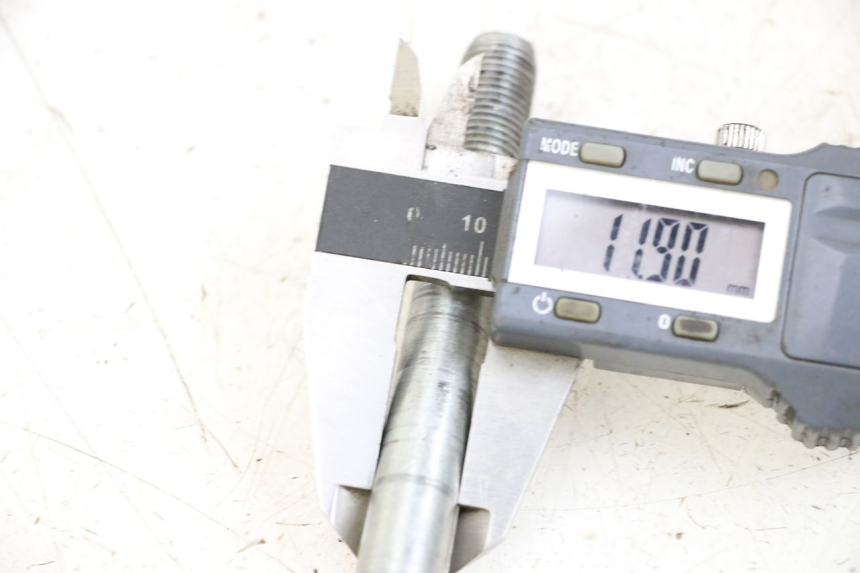 photo de AXE ROUE AVANT APRILIA SCARABEO 100 (2003 - 2012) - Zoom état d’usage