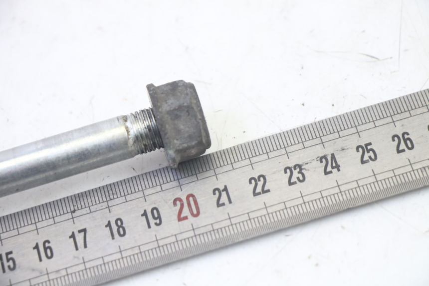 photo de AXE ROUE AVANT HONDA SCV LEAD 100 (2003 - 2007) - Autre angle de vue