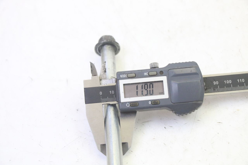 photo de AXE ROUE AVANT HONDA SCV LEAD 100 (2003 - 2007) - Gros plan technique