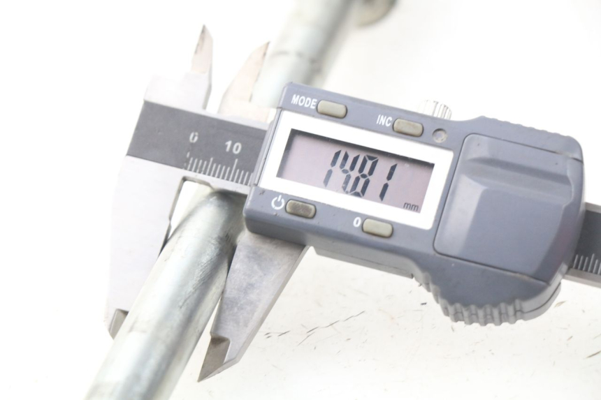 photo de AXE ROUE AVANT MASH SEVENTY FIVE 125 (2013 - 2021) - Autre angle de vue