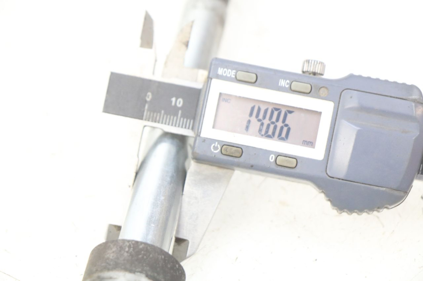 photo de AXE ROUE AVANT SUZUKI SIXTEEN 125 (2008 - 2010) - Détail de la pièce