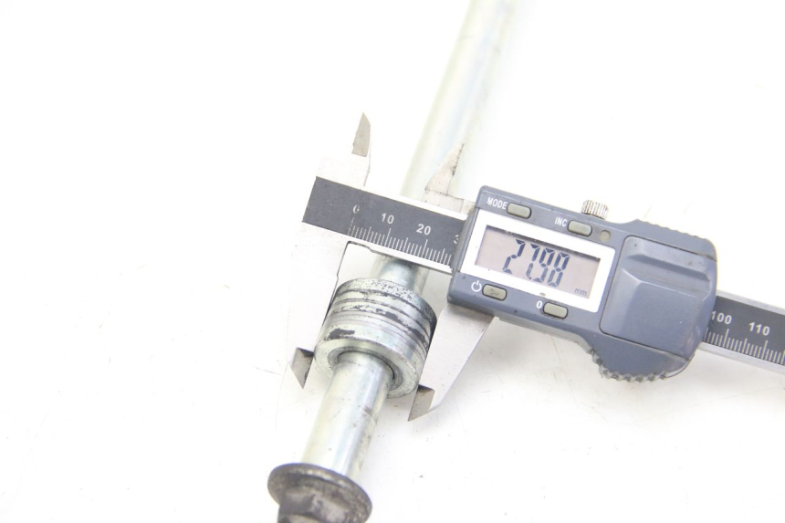 photo de AXE ROUE AVANT SUZUKI SIXTEEN 125 (2008 - 2010) - Zoom état d’usage