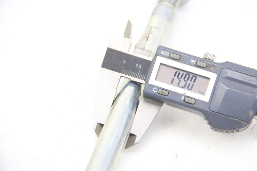 photo de AXE ROUE AVANT SUZUKI SIXTEEN 125 (2008 - 2010) - Autre angle de vue