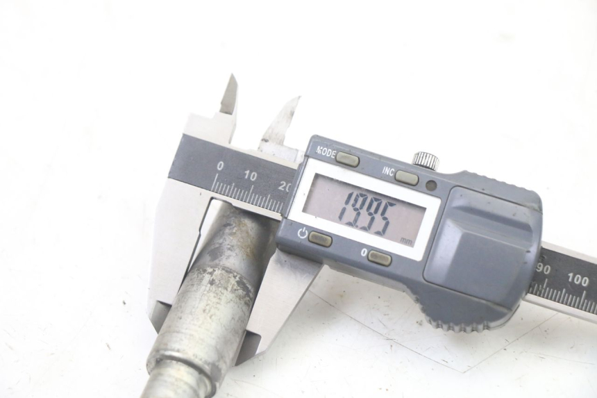 photo de AXE ROUE AVANT SMALL MX THUNDER 250 - Gros plan technique