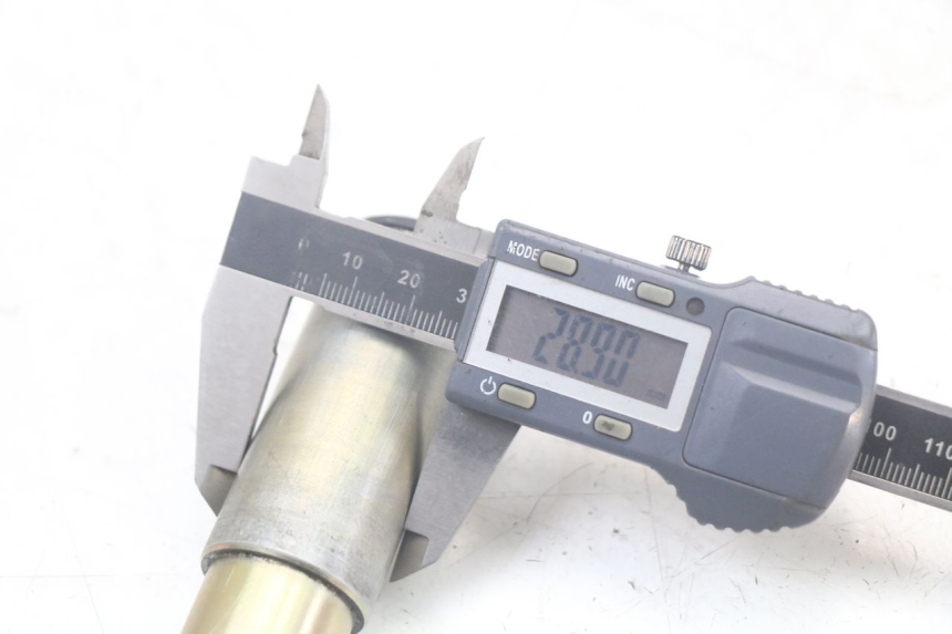 photo de AXE ROUE AVANT TRIUMPH SPEED TRIPLE T301 900 (1994 - 1996) - Autre angle de vue