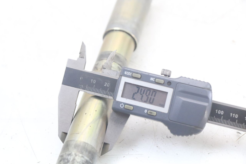 photo de AXE ROUE AVANT TRIUMPH SPEED TRIPLE T301 900 (1994 - 1996) - Gros plan technique