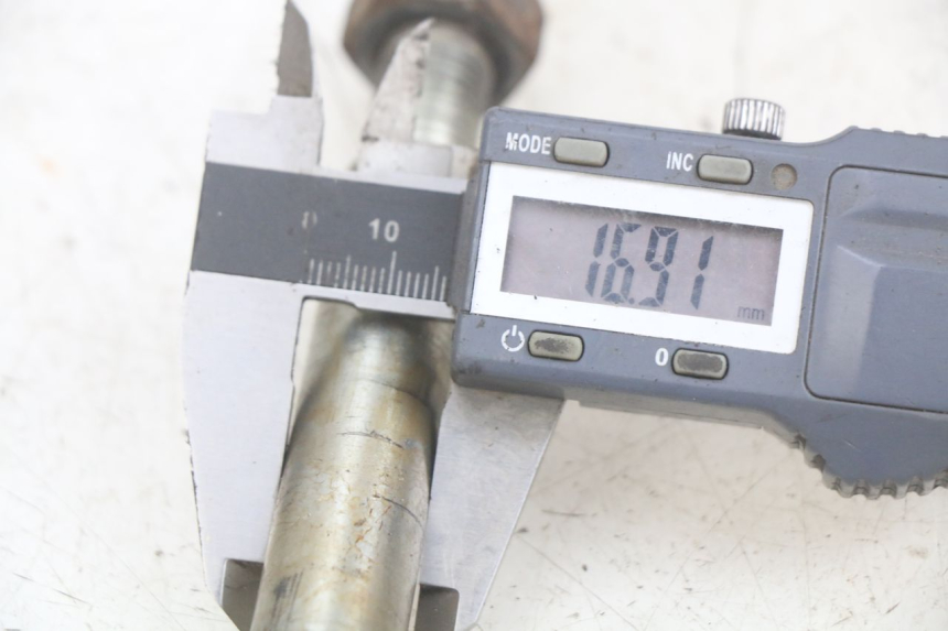 photo de AXE ROUE AVANT PEUGEOT SPEEDFIGHT LC 50 (1996 - 2002) - Détail de la pièce