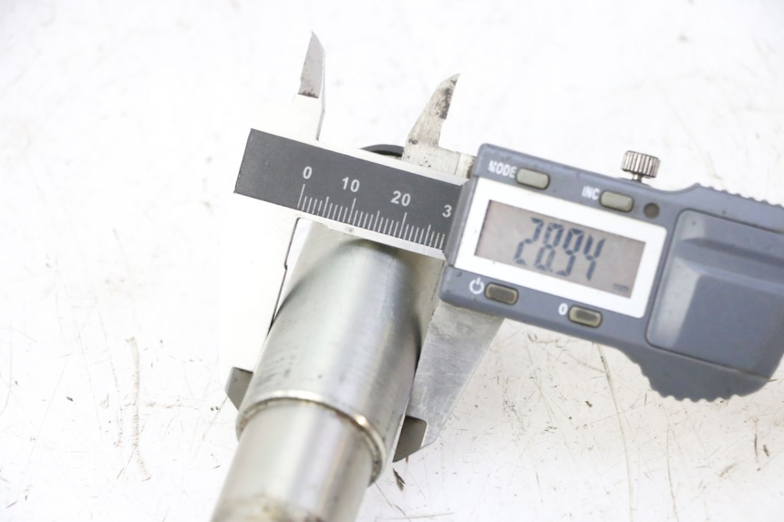 photo de AXE ROUE AVANT TRIUMPH SPRINT 900 (1995 - 1998) - Autre angle de vue