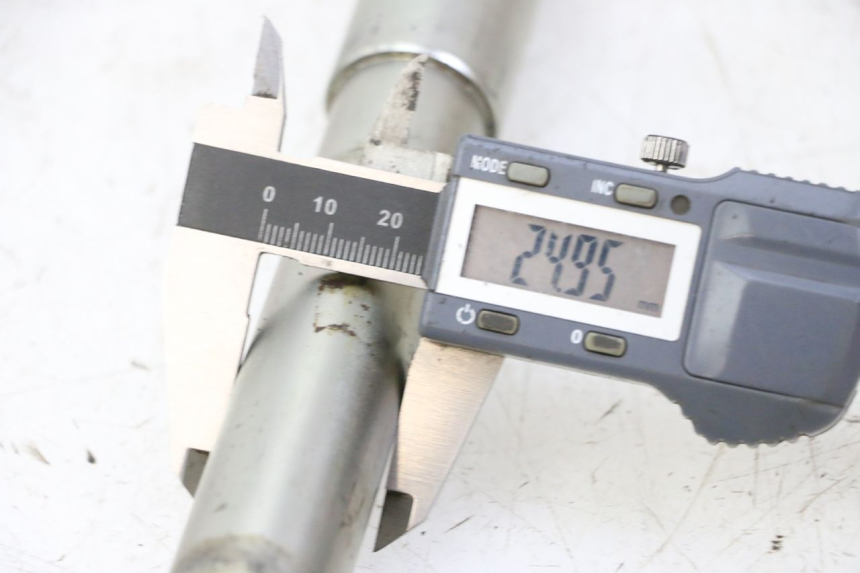 photo de AXE ROUE AVANT TRIUMPH SPRINT 900 (1995 - 1998) - Gros plan technique