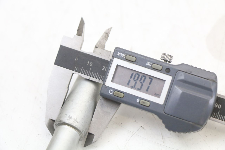 photo de AXE ROUE AVANT APRILIA SR MOTARD 50 (2012 - 2018) - Autre angle de vue