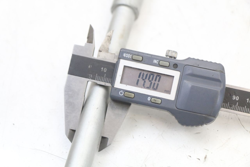 photo de AXE ROUE AVANT APRILIA SR MOTARD 50 (2012 - 2018) - Gros plan technique