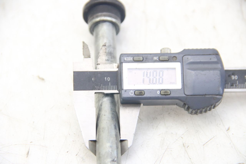 photo de AXE ROUE AVANT YAMAHA SR 125 (1982 - 2003) - Autre angle de vue