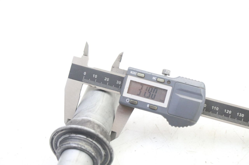 photo de AXE ROUE AVANT HONDA ST PAN EUROPEAN 1300 (2002 - 2013) - Gros plan technique