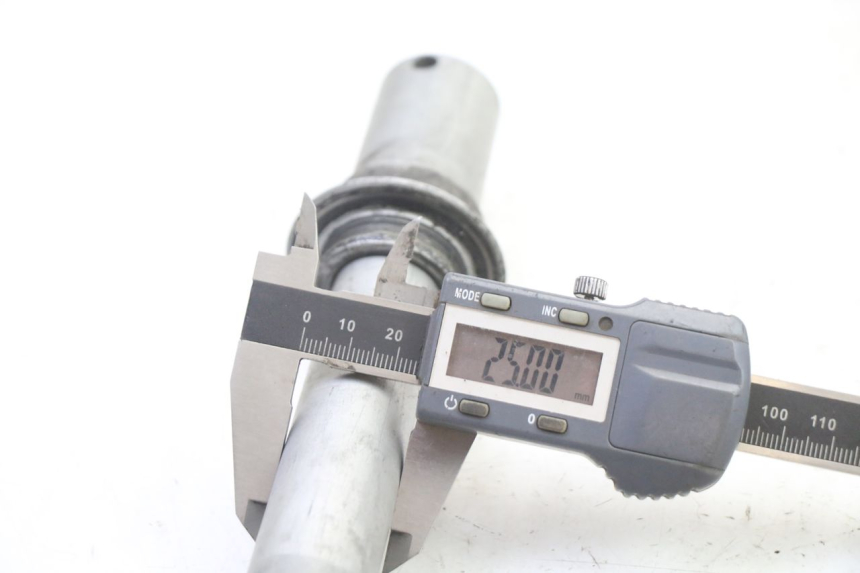 photo de AXE ROUE AVANT HONDA ST PAN EUROPEAN 1300 (2002 - 2013) - Vue d’ensemble