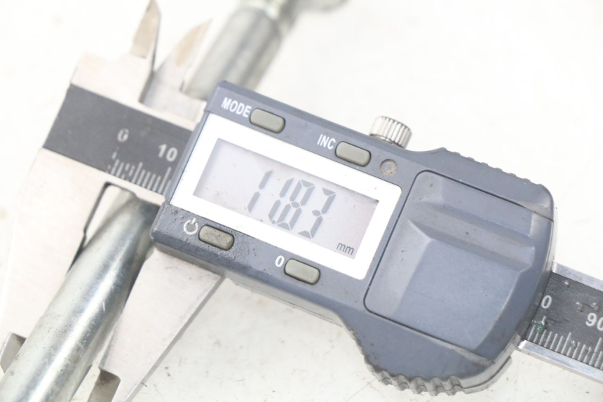 photo de AXE ROUE AVANT FYM STRADA 50 (2007 - 2014) - Autre angle de vue