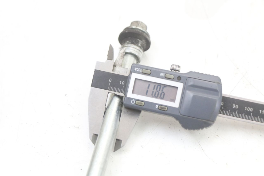 photo de AXE ROUE AVANT SUZUKI BURGMAN 125 (2018 - 2021) - Gros plan technique