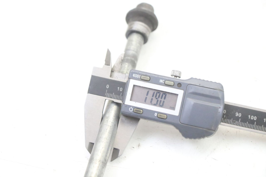 photo de AXE ROUE AVANT SUZUKI BURGMAN 125 (2015 - 2017) - Gros plan technique