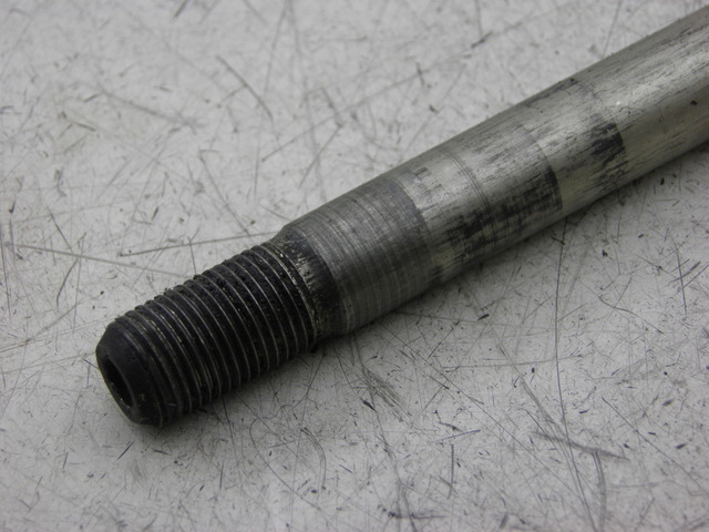 photo de AXE ROUE AVANT SUZUKI BURGMAN EXECUTIVE 650 (2008 - 2010) - Détail de la pièce