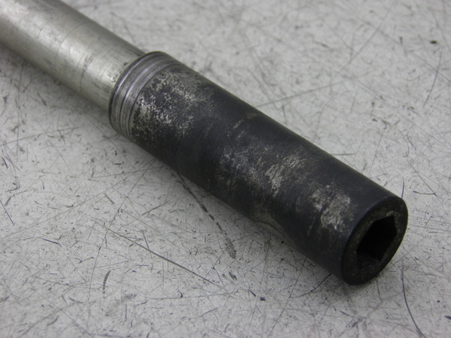 photo de AXE ROUE AVANT SUZUKI BURGMAN EXECUTIVE 650 (2008 - 2010) - Zoom état d’usage