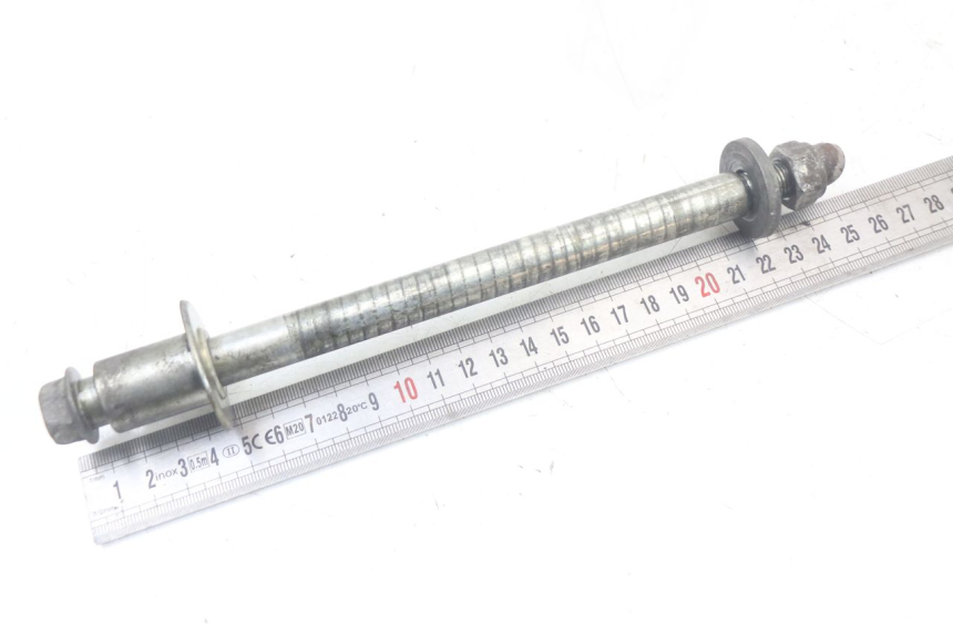 photo de AXE ROUE AVANT SUZUKI GS F 500 (2004 - 2007) - Détail de la pièce