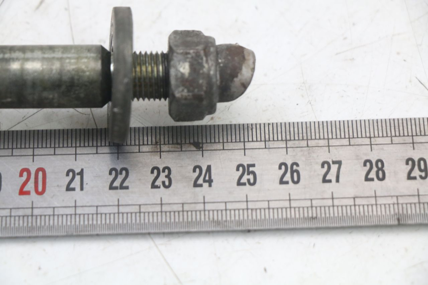 photo de AXE ROUE AVANT SUZUKI GS F 500 (2004 - 2007) - Zoom état d’usage