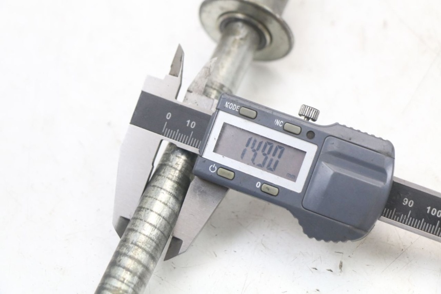 photo de AXE ROUE AVANT SUZUKI GS F 500 (2004 - 2007) - Gros plan technique