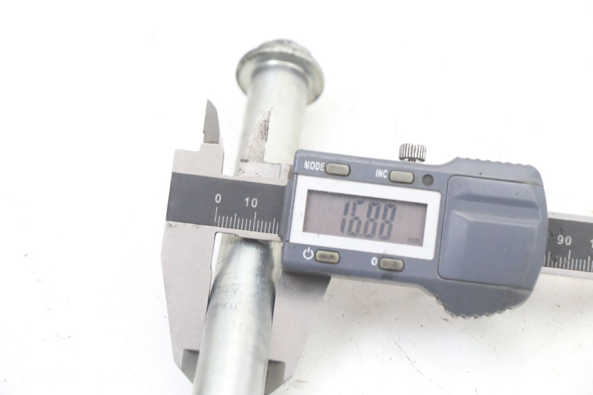 photo de AXE ROUE AVANT SUZUKI GSF S BANDIT 600 (2000 - 2004) - Autre angle de vue