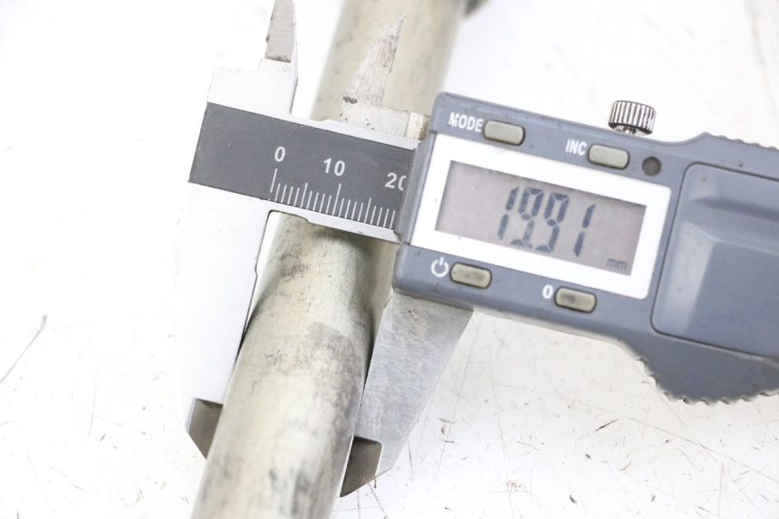 photo de AXE ROUE AVANT SUZUKI GSX F GSXF 650 (2007 - 2015) - Détail de la pièce