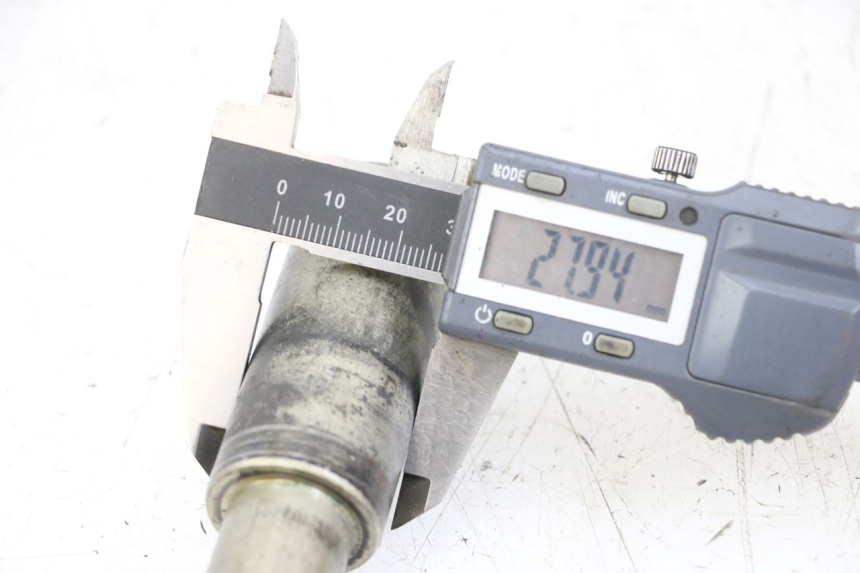 photo de AXE ROUE AVANT SUZUKI GSX F GSXF 650 (2007 - 2015) - Zoom état d’usage