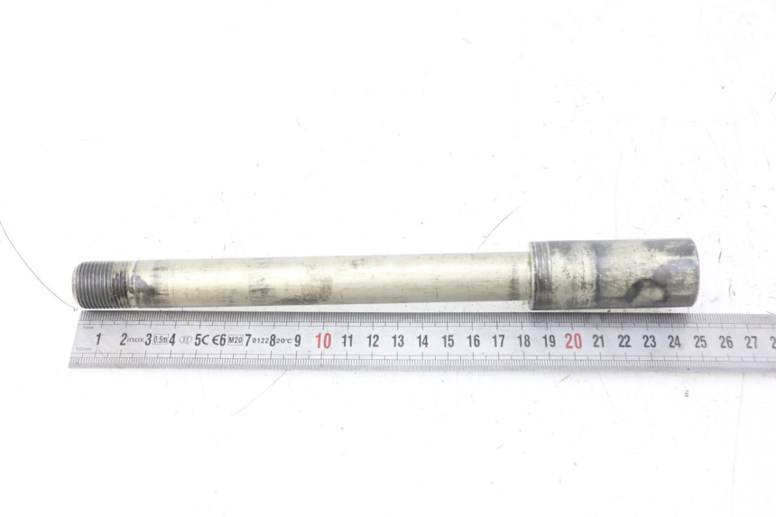 photo de AXE ROUE AVANT SUZUKI GSX F GSXF 650 (2007 - 2015) - Gros plan technique