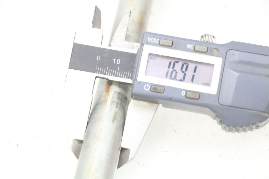 photo de AXE ROUE AVANT SUZUKI SV N 650 (1999 - 2002) - Détail de la pièce