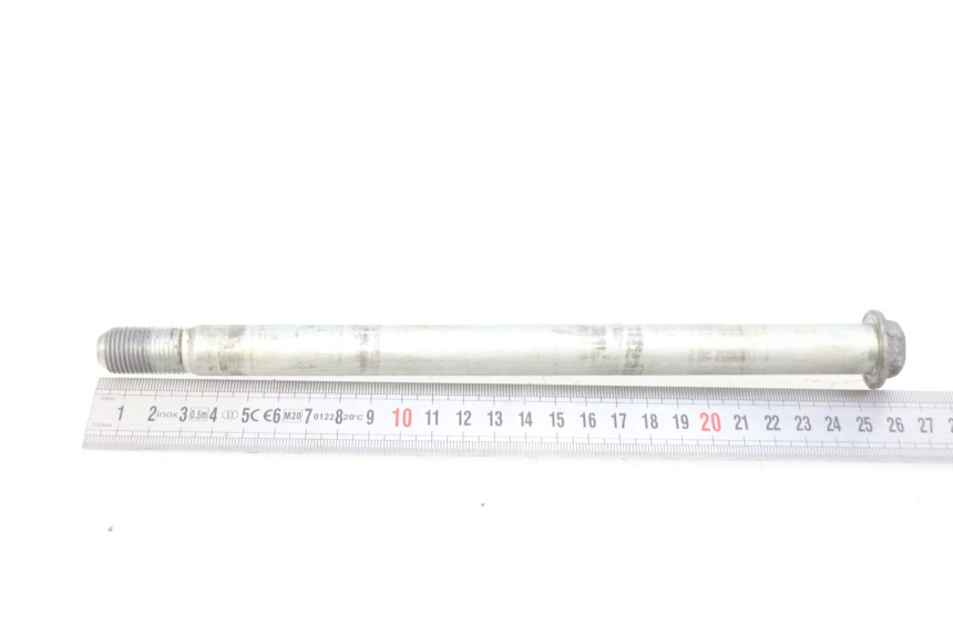 photo de AXE ROUE AVANT SUZUKI SV N 650 (1999 - 2002) - Gros plan technique