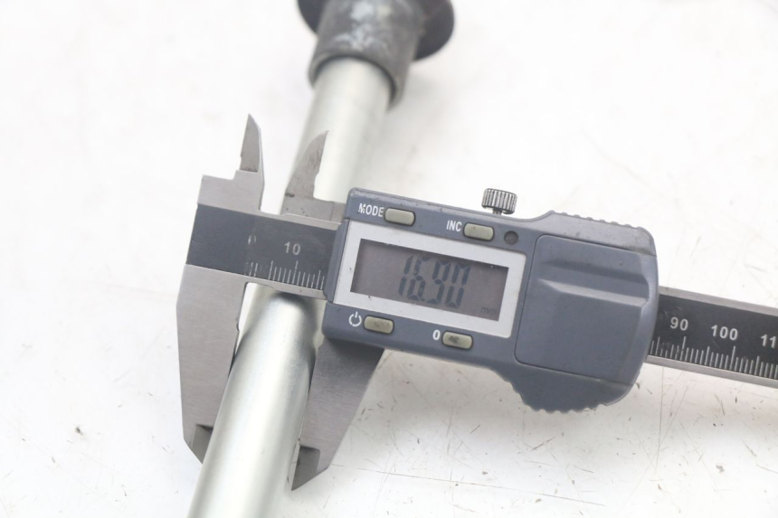 photo de AXE ROUE AVANT SUZUKI SV N 650 (1999 - 2002) - Zoom état d’usage