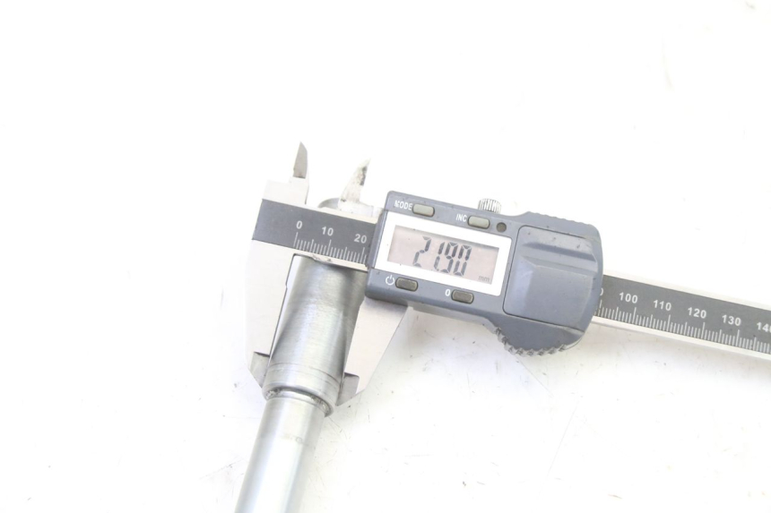 photo de AXE ROUE AVANT SUZUKI SV S 650 (2003 - 2009) - Gros plan technique