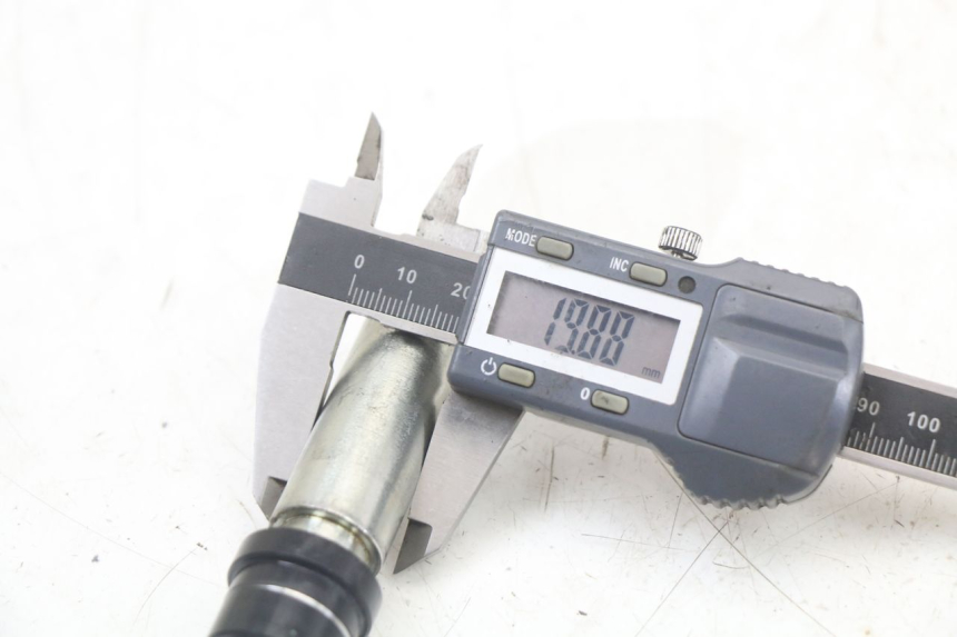 photo de AXE ROUE AVANT HUSQVARNA SVARTPILEN 401 (2018 - 2023) - Gros plan technique