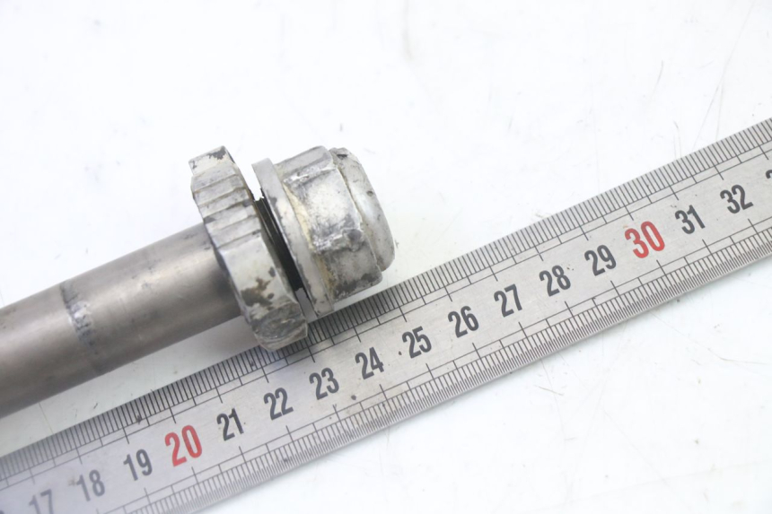 photo de AXE ROUE AVANT KTM SX 85 (2013 - 2017) - Gros plan technique