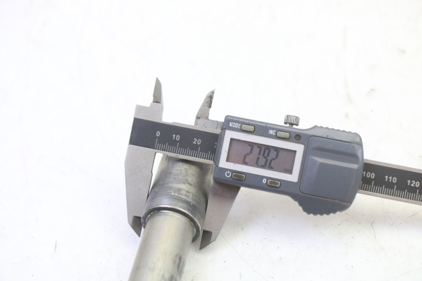 photo de AXE ROUE AVANT YAMAHA TDM ABS 900 (2002 - 2014) - Gros plan technique