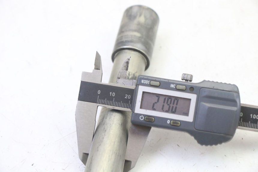 photo de AXE ROUE AVANT YAMAHA TDM ABS 900 (2002 - 2014) - Vue d’ensemble