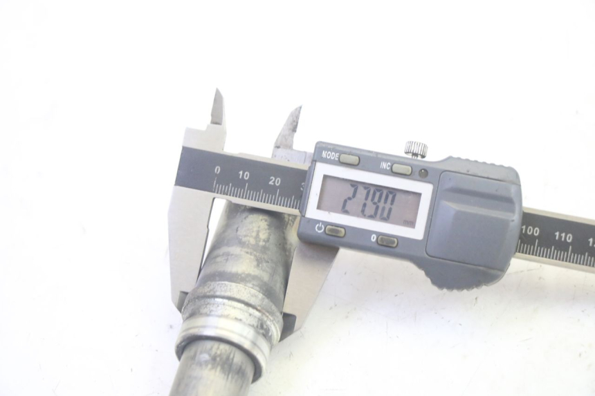 photo de AXE ROUE AVANT YAMAHA TDM ABS 900 (2002 - 2014) - Gros plan technique