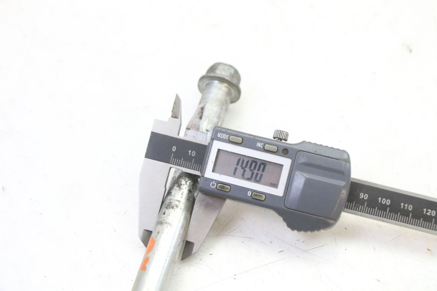 photo de AXE ROUE AVANT YAMAHA TDR DELTABOX 125 (1997 - 2003) - Gros plan technique