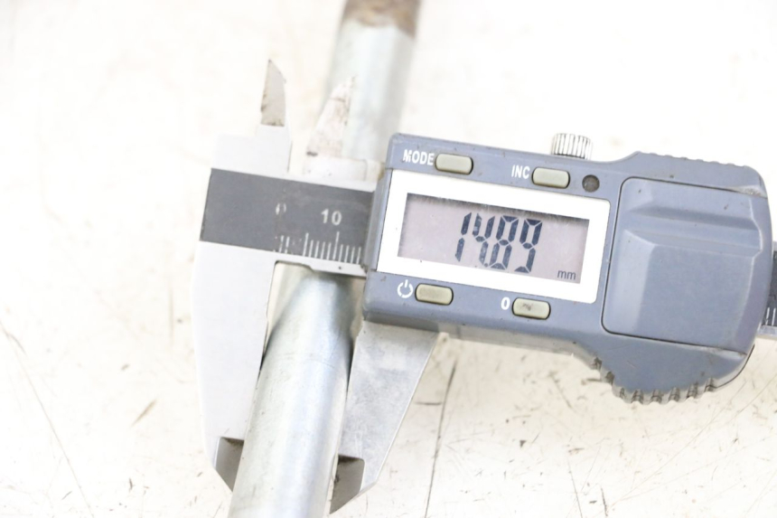 photo de AXE ROUE AVANT PIAGGIO TYPHOON 50 (2000 - 2009) - Détail de la pièce