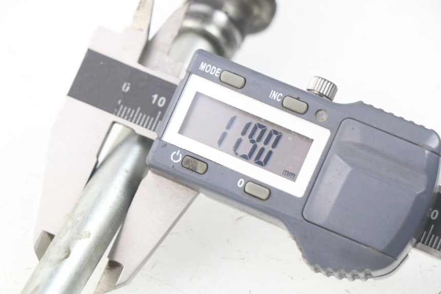 photo de AXE ROUE AVANT SUZUKI UC EPICURO 125 (1999 - 2003) - Autre angle de vue